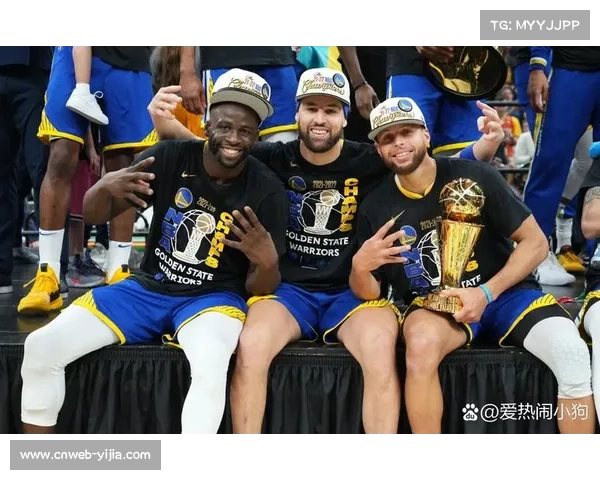 勇士库里中场超远三分命中,替补席疯狂庆祝 勇士库里中场超远三分命中,替补席疯狂庆祝